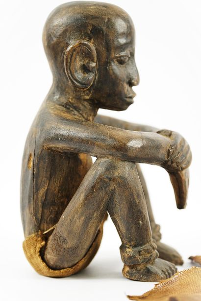 Sculpture Africaine. Chasseur assis, Dogon....