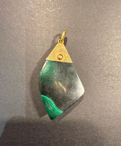 Pendentif en or jaune et malachite. 
Bélière,...