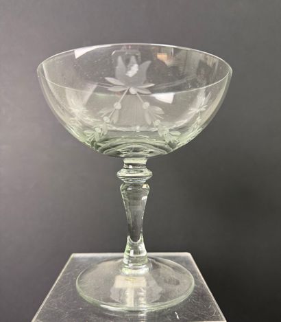 Verrerie. Partie de service.
10 grandes coupes...