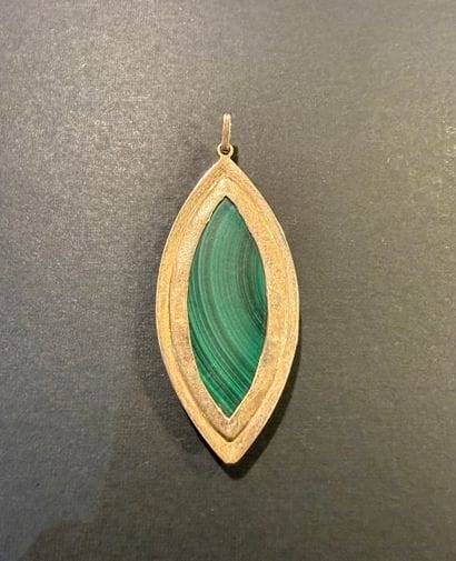 Pendentif en or jaune et malachite. 
Or 9...