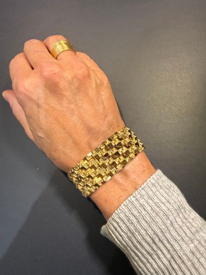 Large bracelet en or jaune 750/°°° .
Poids...