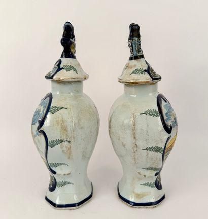 DELFT. Inv 26004 / 37
Paire de vases en céramique....