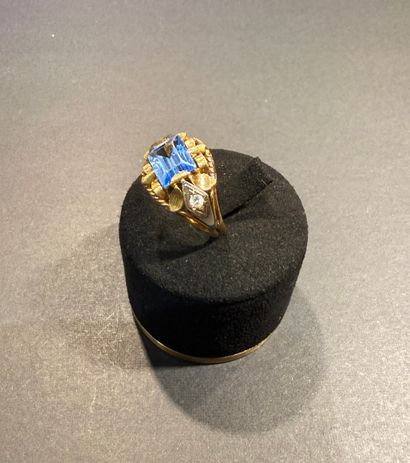 Bague en or jaune 750/°°°.
Motif floral.
Poids...