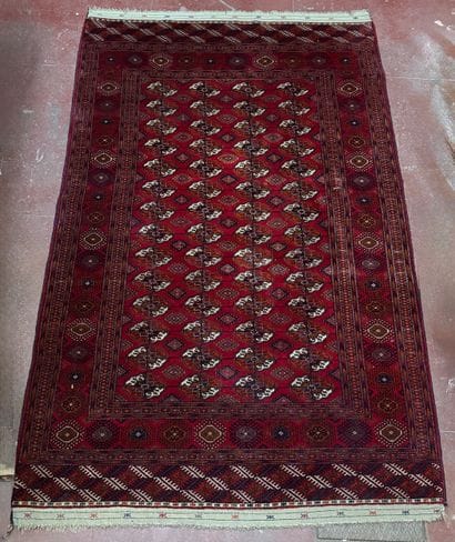 Tapis Boukhara. Haute densité de nœuds. 
Bon...