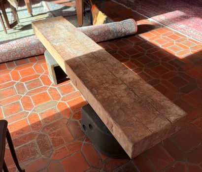 Banc en chêne gougé, effet martelé.
Les supports...