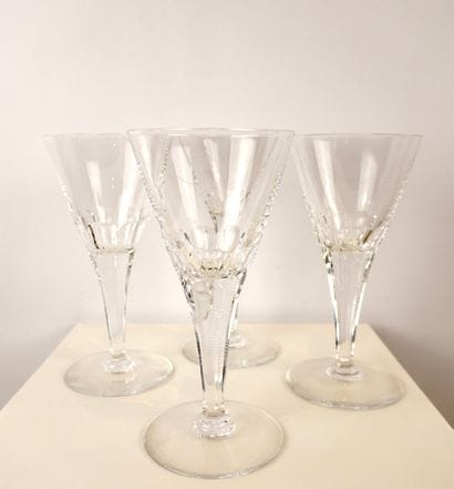 4 grands verres en cristal marqué 