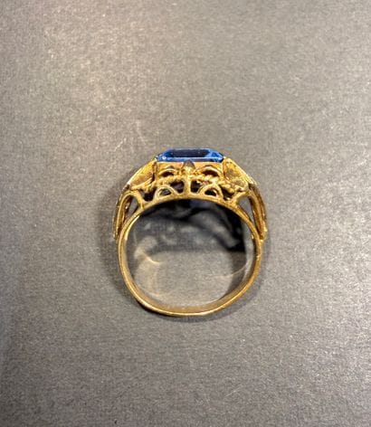 Bague en or jaune 750/°°°.
Motif floral.
Poids...