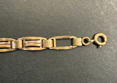 Bracelet avec une maille ajourée. 
Il est...