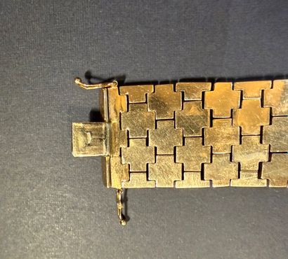 Large bracelet en or jaune 750/°°° .
Poids...