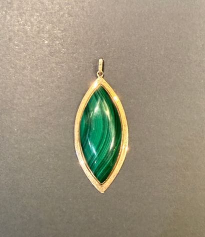 Pendentif en or jaune et malachite. 
Or 9...