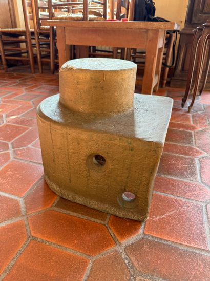 Banc en chêne gougé, effet martelé.
Les supports...