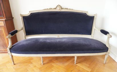 Epoque Napoléon. Grand canapé de style Louis...