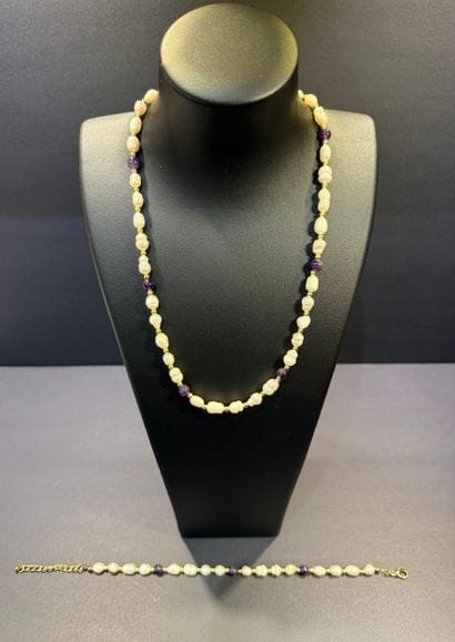 Collier et bracelet en perles ovales difformes...