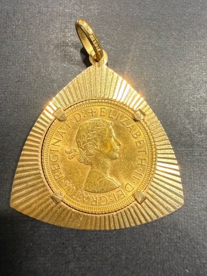 Pendentif en or jaune 750/°°°. 5,112 gr
Sertie...