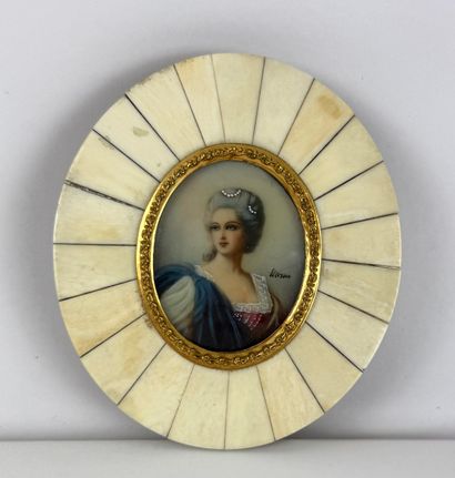 Oval miniature in a bone frame.
Dimensions:...