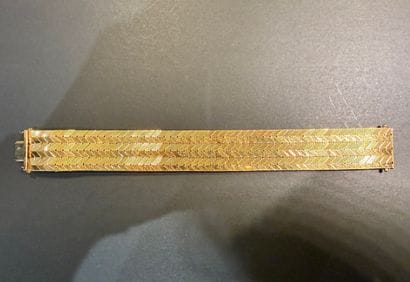 Bracelet en or jaune 750/°°°.
Maille chevron.
Or...