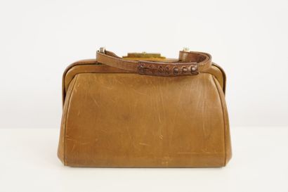 Petit sac à main en cuir brun.
Le cuir est...