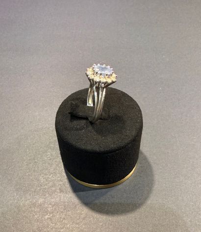Bague en or blanc et saphir gris - bleu pâle,...