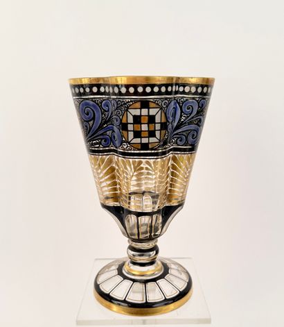 Vase sur pied douche. Tchèque en verre émaillé....