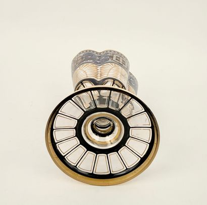Vase sur pied douche. Tchèque en verre émaillé....