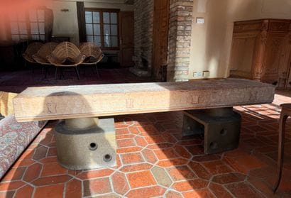 Banc en chêne gougé, effet martelé.
Les supports...