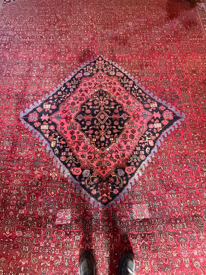 Tapis Perse. BidJar.
Dimensions : 440 cm...