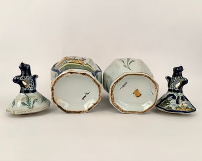 DELFT. Inv 26004 / 37
Paire de vases en céramique....