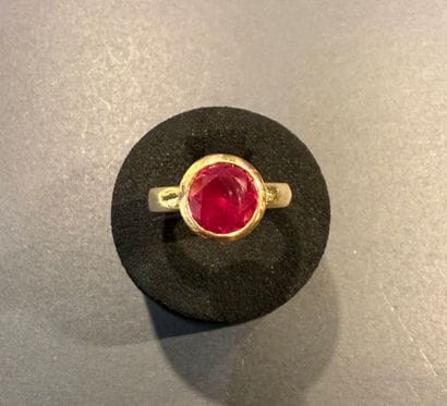 Bague en or jaune 750/°°°.
Elle est sertie...