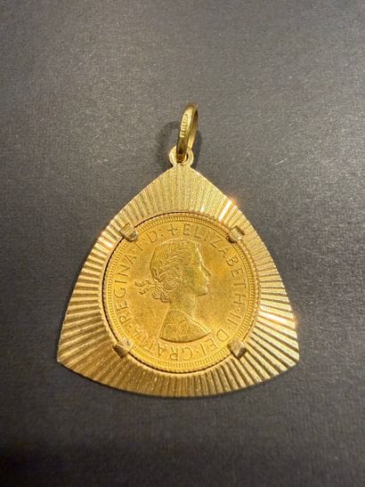 Pendentif en or jaune 750/°°°. 5,112 gr
Sertie...