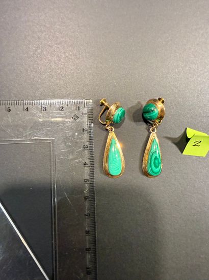 Paire de boucles d'oreilles en or et en malachite...