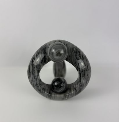 Sculpture en marbre gris turquin. XXe.
Symbolise...