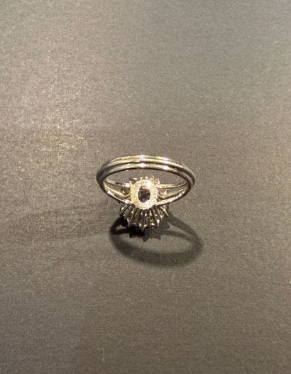 Bague en or blanc et saphir gris - bleu pâle,...