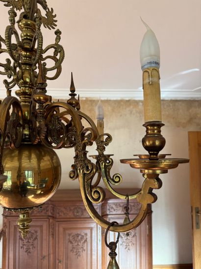 Lustre en bronze, style hollandais 17e.
Appelé...