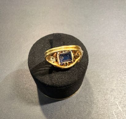 Bague en or jaune 750/°°°.
Motif floral.
Poids...