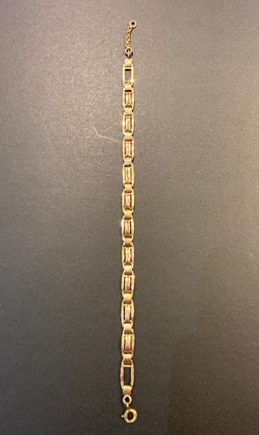Bracelet avec une maille ajourée. 
Il est...