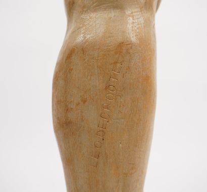DEGROOTE Léo. Sculpture en bois. Muse se...