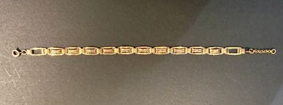 Bracelet avec une maille ajourée. 
Il est...