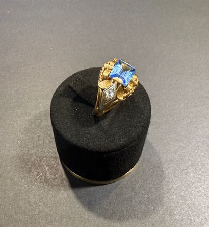 Bague en or jaune 750/°°°.
Motif floral.
Poids...