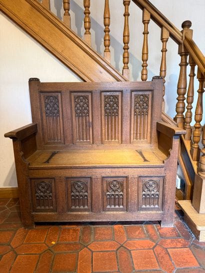 Banc-Coffre en chêne. Décors de plis de serviettes....