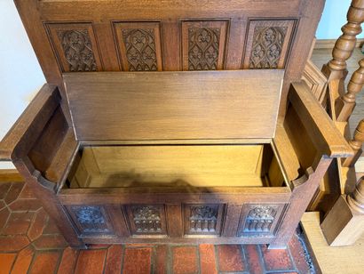 Banc-Coffre en chêne. Décors de plis de serviettes....