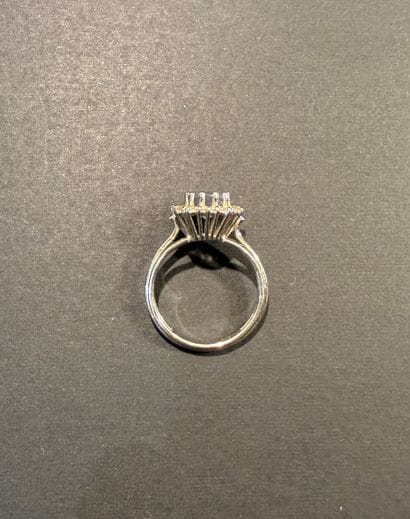 Bague en or blanc et saphir gris - bleu pâle,...