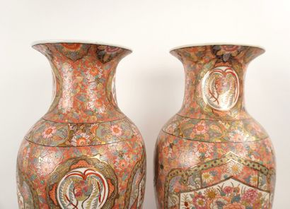 Chine fin XIXe. Paire de vases en porcelaine...