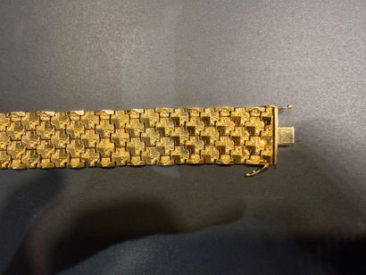 Large bracelet en or jaune 750/°°° .
Poids...