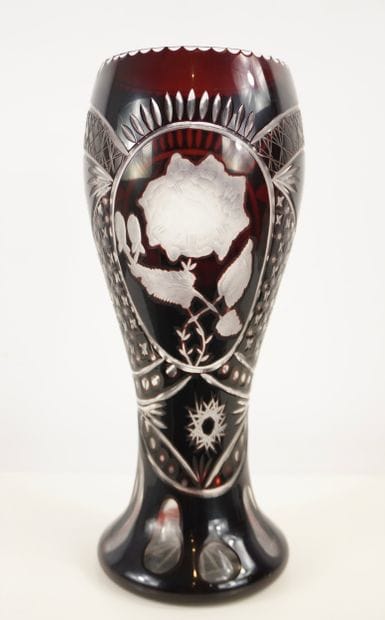 Vase rouge bordeaux taillé. Probablement...