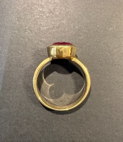 Bague en or jaune 750/°°°.
Elle est sertie...