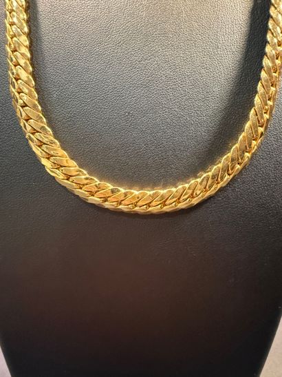 Large collier en or, maille gourmette creuse....