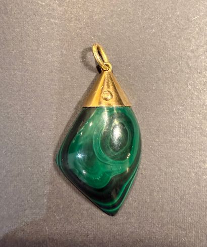 Pendentif en or jaune et malachite. 
Bélière,...