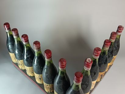 12 Bottles CHÂTEAUNEUF DU PAPE 1970
- Château...