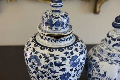DELFT. 2 vases couverts. Inv 26016-10.
Epoque...