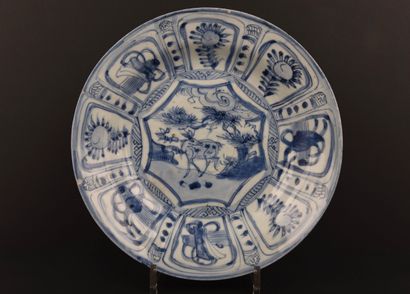CHINE. XVIIIe. Plat en porcelaine Kraak bleu...